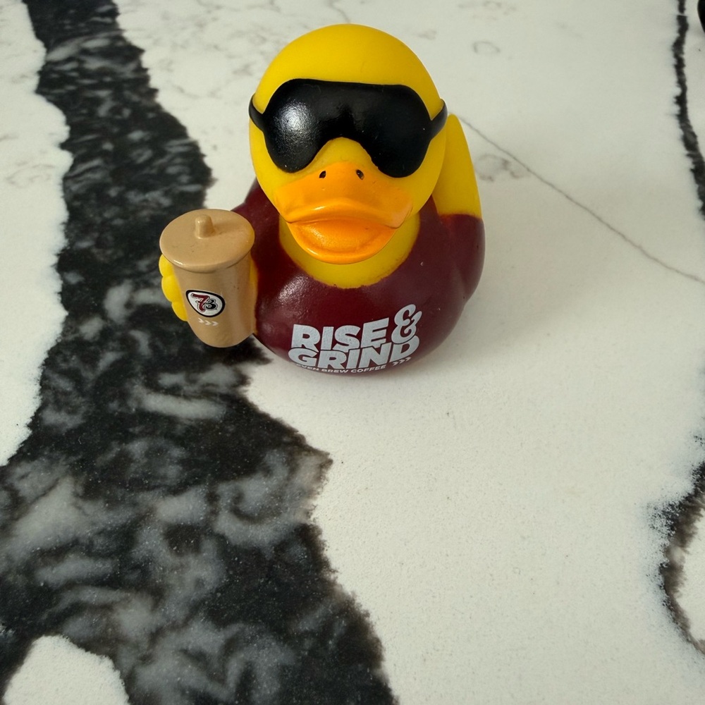 7 Brew Limited Edition Duck Coffee Christmas Holiday Maroon Red Rise And Grind